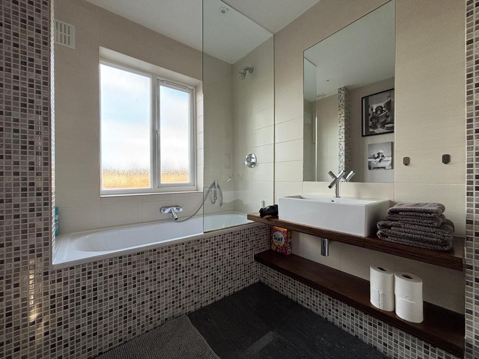 ホテル Entire House Floor Perfect For Couples & Freelancers - Available For Single Too ロンドン エクステリア 写真